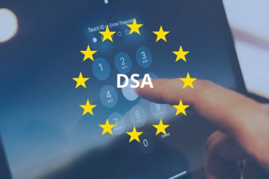 Avrupa Birliği tarafından başlatılan DSA (Dijital Hizmetler Yasası). Çevrimiçi güvenlik, içerik ılımlılığı ve platform şeffaflığı için yeni kurallar. Kavram.