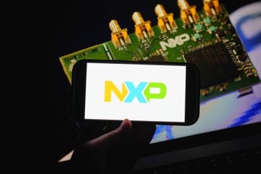 Roosendaal, Hollanda 14 Temmuz 2025: XAI logosunu gösteren bir cep telefonu, arka planda Grok 4 sohbet robotu gösteren bir şirket web sitesi.