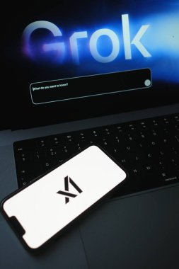 Roosendaal, Hollanda 14 Temmuz 2025: XAI logosunu gösteren bir cep telefonu, arka planda Grok 4 sohbet robotu gösteren bir şirket web sitesi.