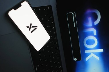 Roosendaal, Hollanda 14 Temmuz 2025: XAI logosunu gösteren bir cep telefonu, arka planda Grok 4 sohbet robotu gösteren bir şirket web sitesi.