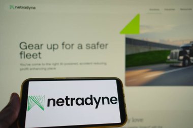 Roosendaal, Hollanda - 27 Temmuz 2025: Netradyne 'in logosunu gösteren bir cep telefonu, bir filo güvenliği ve bilgisayar görme platformu, arka planda web sitesi.