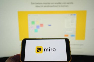Roosendaal, Hollanda - 27 Temmuz 2025: Arka planda web sitesi bulunan, işbirlikçi bir beyaz tahta platform olan Miro 'nun logosunu gösteren bir cep telefonu.