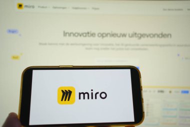 Roosendaal, Hollanda - 27 Temmuz 2025: Arka planda web sitesi bulunan, işbirlikçi bir beyaz tahta platform olan Miro 'nun logosunu gösteren bir cep telefonu.