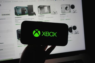 Roosendaal, Hollanda - 29 Temmuz 2025: Xbox 'un şirket logosunu gösteren bir cep telefonu.