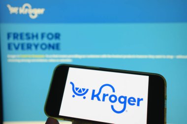 Roosendaal, Hollanda - 29 Temmuz 2025: Kroger 'in şirket logosunu gösteren bir cep telefonu.