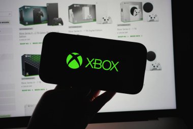 Roosendaal, Hollanda - 29 Temmuz 2025: Xbox 'un şirket logosunu gösteren bir cep telefonu.