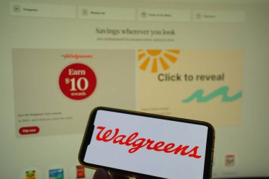 Roosendaal, Hollanda - 29 Temmuz 2025: Walgreens 'in şirket logosunu gösteren bir cep telefonu.