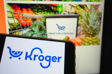 Roosendaal, Hollanda - 29 Temmuz 2025: Kroger 'in şirket logosunu gösteren bir cep telefonu.