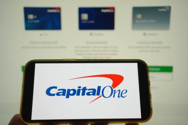 Roosendaal, Hollanda - 02 Ağustos 2025: Capital One 'ın şirket logosunu gösteren bir cep telefonu.
