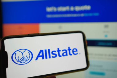 Roosendaal, Hollanda - 02 Ağustos 2025: Allstate 'in şirket logosunu gösteren bir cep telefonu.