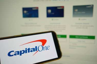 Roosendaal, Hollanda - 02 Ağustos 2025: Capital One 'ın şirket logosunu gösteren bir cep telefonu.