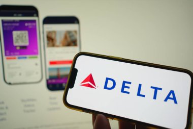 Roosendaal, Hollanda - 02 Ağustos 2025: Delta şirketinin logosunu gösteren bir cep telefonu,.