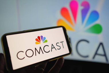 Roosendaal, Hollanda - 02 Ağustos 2025: Comcast şirketinin logosunu gösteren bir cep telefonu.