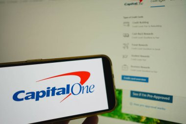 Roosendaal, Hollanda - 02 Ağustos 2025: Capital One 'ın şirket logosunu gösteren bir cep telefonu.