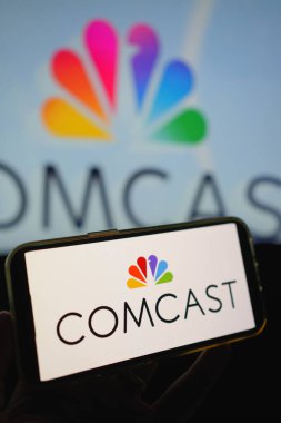 Roosendaal, Hollanda - 02 Ağustos 2025: Comcast şirketinin logosunu gösteren bir cep telefonu.