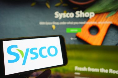Roosendaal, Hollanda - 02 Ağustos 2025: Sysco şirketinin logosunu gösteren bir cep telefonu.