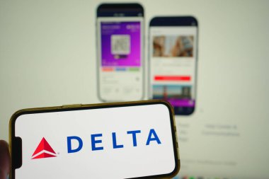 Roosendaal, Hollanda - 02 Ağustos 2025: Delta şirketinin logosunu gösteren bir cep telefonu,.