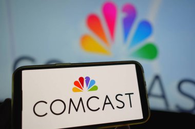 Roosendaal, Hollanda - 02 Ağustos 2025: Comcast şirketinin logosunu gösteren bir cep telefonu.