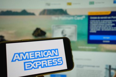 Roosendaal, Hollanda - 02 Ağustos 2025: American Express 'in şirket logosunu gösteren bir cep telefonu.