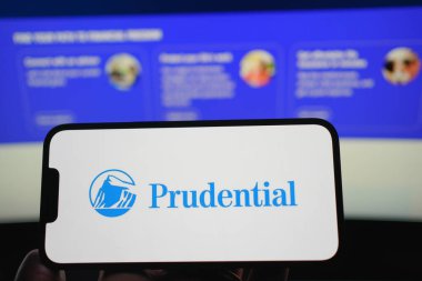 Roosendaal, Hollanda - 04 Ağustos 2025: Prudential şirketinin logosunu gösteren bir cep telefonu.