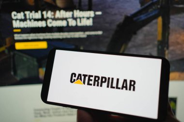 Roosendaal, Hollanda - 04 Ağustos 2025: Caterpillar 'ın şirket logosunu gösteren bir cep telefonu,.