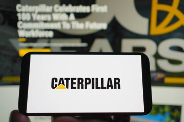 Roosendaal, Hollanda - 04 Ağustos 2025: Caterpillar 'ın şirket logosunu gösteren bir cep telefonu,.