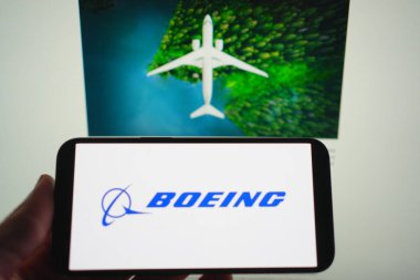 Roosendaal, Hollanda - 4 Ağustos 2025: Boeing 'in şirket logosunu gösteren bir cep telefonu, şirketin web sitesi arka planda.