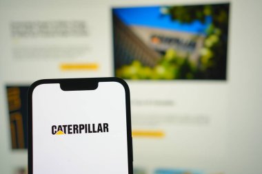 Roosendaal, Hollanda - 04 Ağustos 2025: Caterpillar 'ın şirket logosunu gösteren bir cep telefonu,.