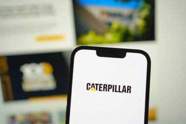 Roosendaal, Hollanda - 04 Ağustos 2025: Caterpillar 'ın şirket logosunu gösteren bir cep telefonu,.
