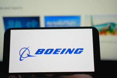 Roosendaal, Hollanda - 4 Ağustos 2025: Boeing 'in şirket logosunu gösteren bir cep telefonu, şirketin web sitesi arka planda.