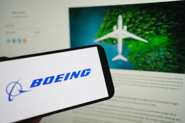 Roosendaal, Hollanda - 4 Ağustos 2025: Boeing 'in şirket logosunu gösteren bir cep telefonu, şirketin web sitesi arka planda.