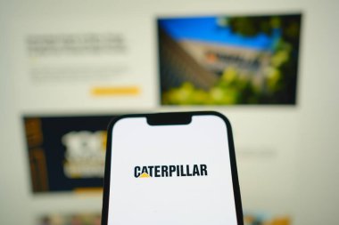 Roosendaal, Hollanda - 04 Ağustos 2025: Caterpillar 'ın şirket logosunu gösteren bir cep telefonu,.