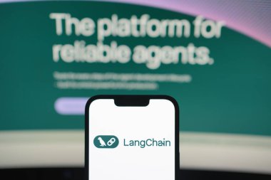 Roosendaal, Hollanda - 05 Ağustos 2025: Langchain 'in şirket logosunu gösteren bir cep telefonu.