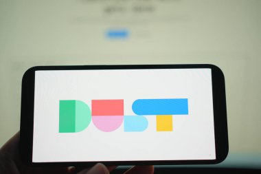 Roosendaal, Hollanda - 05 Ağustos 2025: Toz şirketinin logosunu gösteren bir cep telefonu.