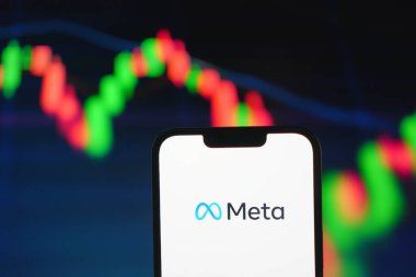 Roosendaal, Hollanda - 05 Ağustos 2025: Meta 'nın şirket logosunu gösteren bir cep telefonu,.