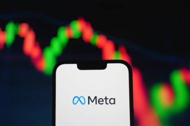 Roosendaal, Hollanda - 05 Ağustos 2025: Meta 'nın şirket logosunu gösteren bir cep telefonu,.