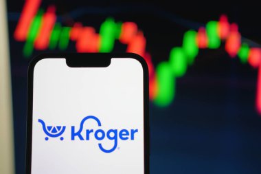Roosendaal, Hollanda - 05 Ağustos 2025: Kroger 'in şirket logosunu gösteren bir cep telefonu,.