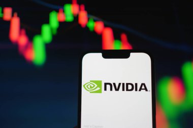 Roosendaal, Hollanda - 05 Ağustos 2025: Nvidia 'nın şirket logosunu gösteren bir cep telefonu,.