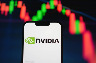 Roosendaal, Hollanda - 05 Ağustos 2025: Nvidia 'nın şirket logosunu gösteren bir cep telefonu,.