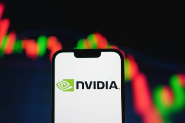 Roosendaal, Hollanda - 05 Ağustos 2025: Nvidia 'nın şirket logosunu gösteren bir cep telefonu,.