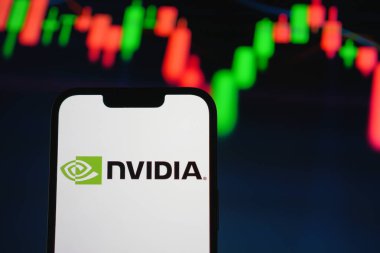 Roosendaal, Hollanda - 05 Ağustos 2025: Nvidia 'nın şirket logosunu gösteren bir cep telefonu,.
