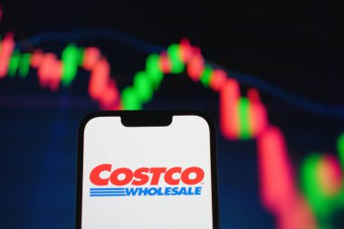 Roosendaal, Hollanda - 05 Ağustos 2025: Costc toptan satış şirketinin logosunu gösteren bir cep telefonu.