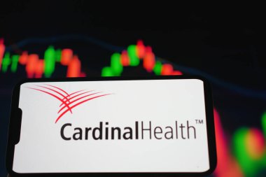 Roosendaal, Hollanda - 05 Ağustos 2025: Kardinal Health 'in şirket logosunu gösteren bir cep telefonu,.