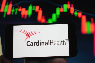 Roosendaal, Hollanda - 05 Ağustos 2025: Kardinal Health 'in şirket logosunu gösteren bir cep telefonu,.