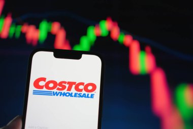 Roosendaal, Hollanda - 05 Ağustos 2025: Costc toptan satış şirketinin logosunu gösteren bir cep telefonu.