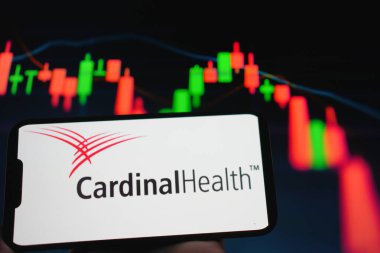 Roosendaal, Hollanda - 05 Ağustos 2025: Kardinal Health 'in şirket logosunu gösteren bir cep telefonu,.