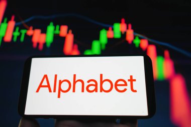 Roosendaal, Hollanda - 05 Ağustos 2025: Alfabe 'nin şirket logosunu gösteren bir cep telefonu,.