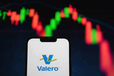 Roosendaal, Hollanda - 05 Ağustos 2025: Valero 'nun şirket logosunu gösteren bir cep telefonu,.