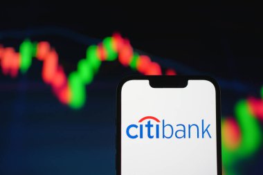 Roosendaal, Hollanda - 05 Ağustos 2025: Citibank 'ın şirket logosunu gösteren bir cep telefonu,.