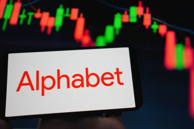 Roosendaal, Hollanda - 05 Ağustos 2025: Alfabe 'nin şirket logosunu gösteren bir cep telefonu,.